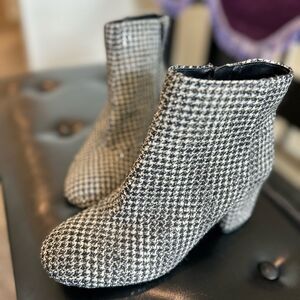 Kelly & Katie Black/White Houndstooth Booties with Chunky Heel and Sparkles, 7.5